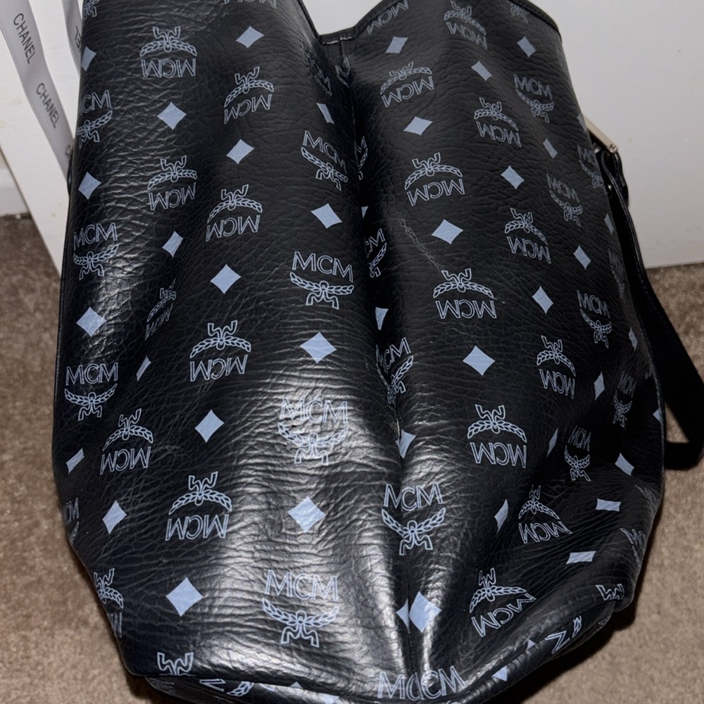 Authentic (Pre-Loved) MCM X-Large Tote Bag - Picture 4 of 12